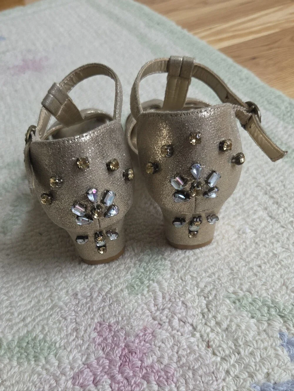 Joyfolie Noelle metallic gold Champagne Heels Size 2 Youth
